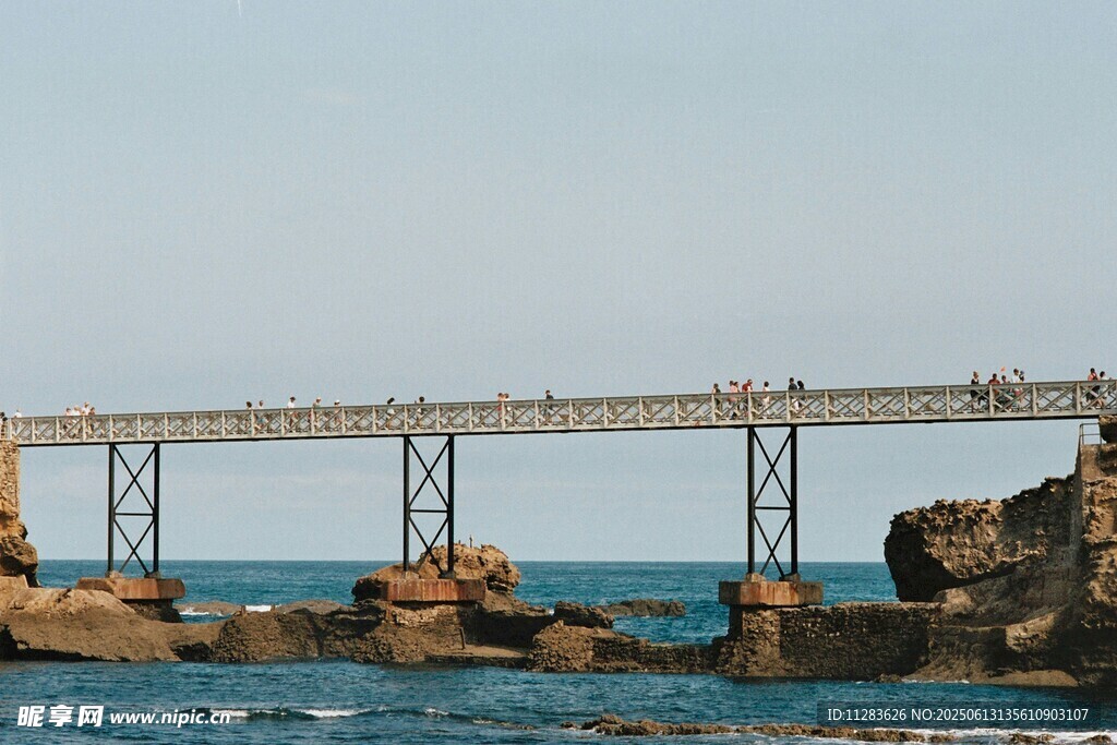 海上棧橋橫跨礁石