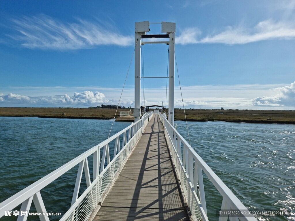 海上棧橋伸向藍天