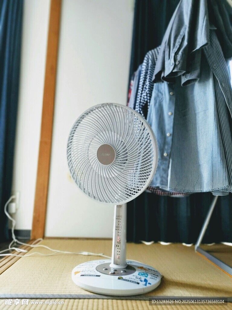 立式風(fēng)扇置于室內(nèi)場景