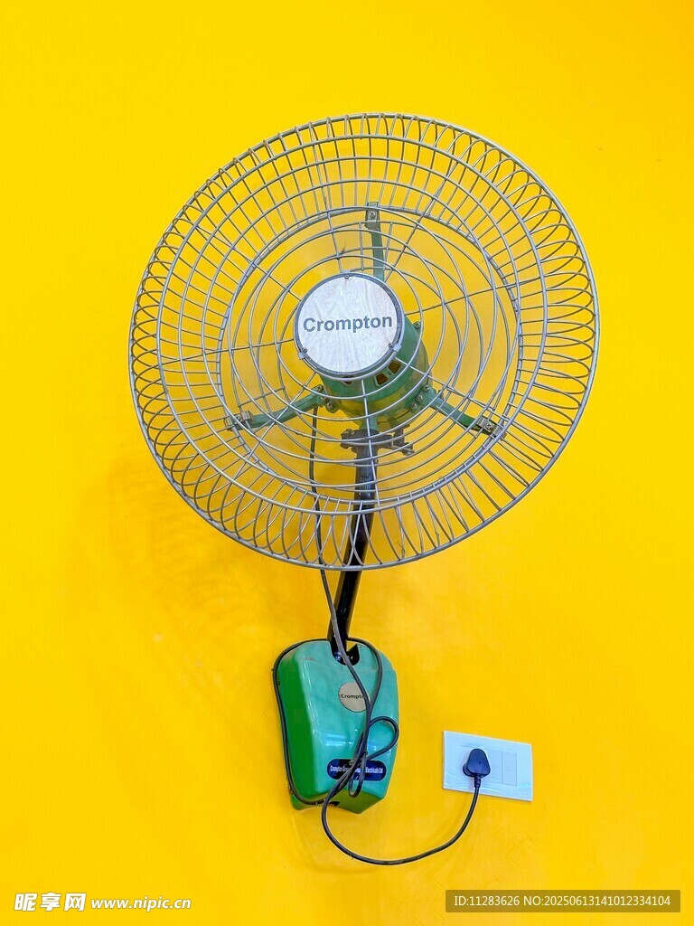 墻上的復(fù)古綠色電風(fēng)扇