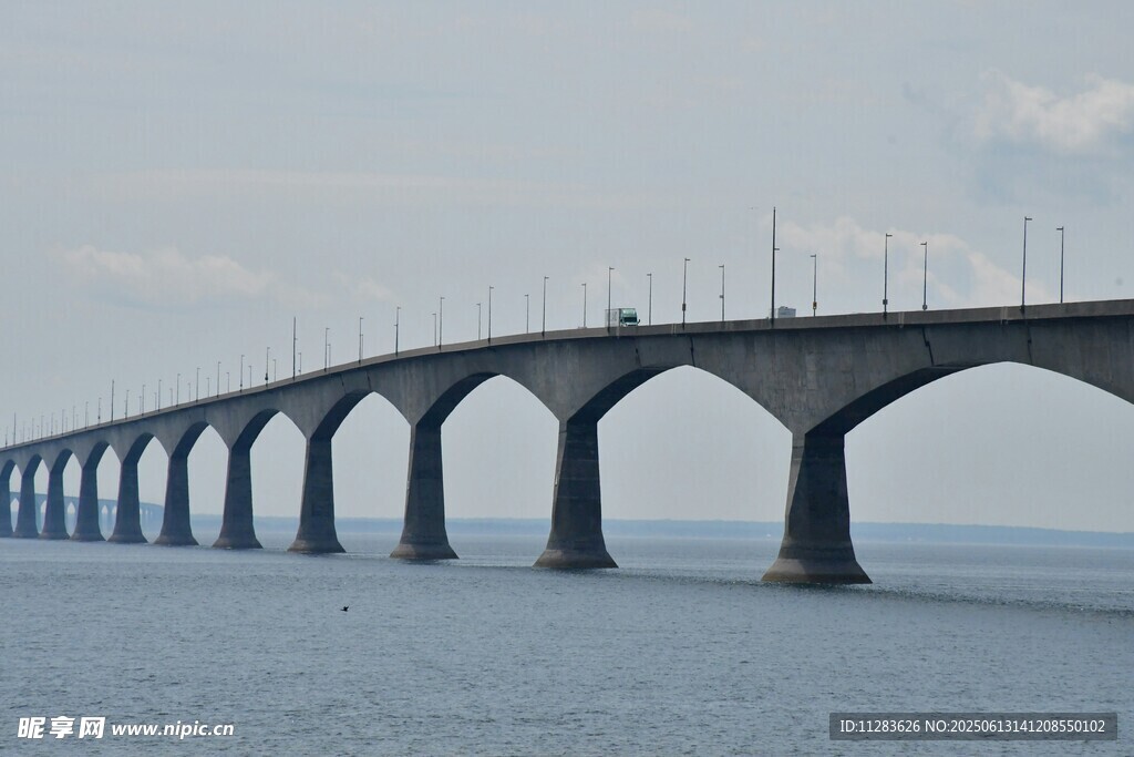 跨海長橋橫跨廣闊海面