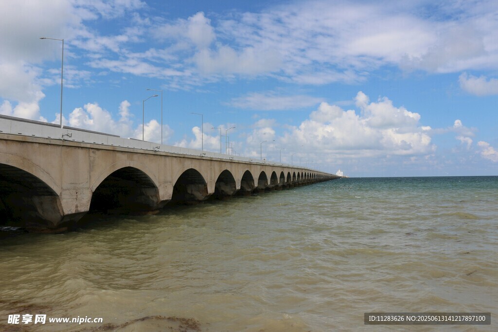 海上長橋與藍天白云美景