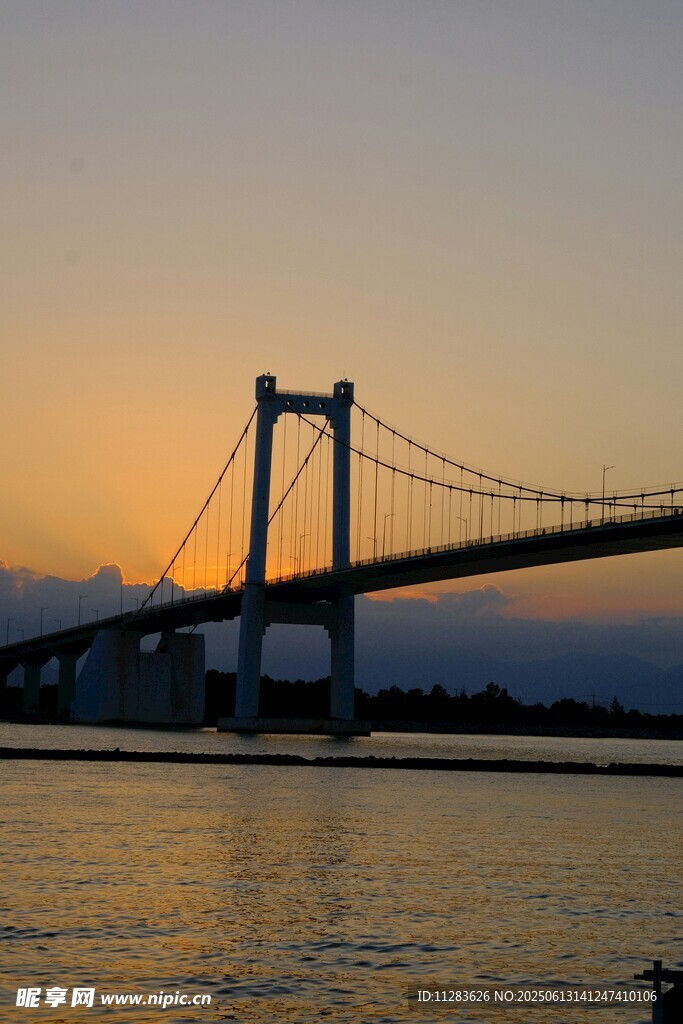 夕陽下的跨海大橋美景