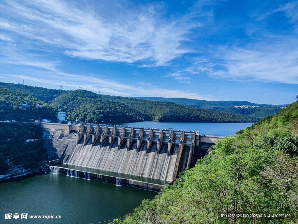 壯觀大壩與周邊山水景致