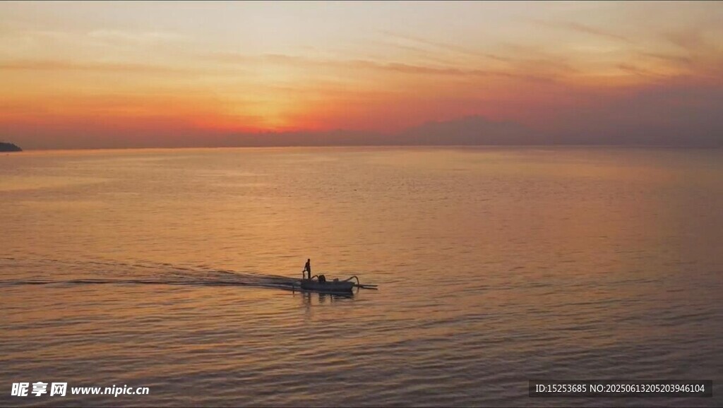 海上日落時的孤舟