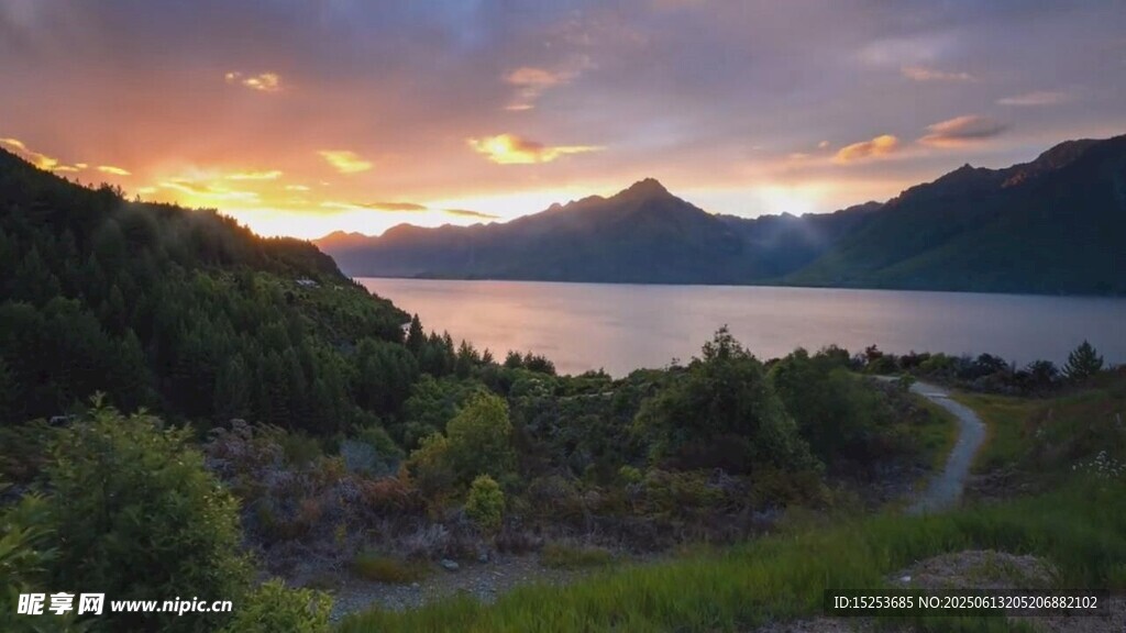 山間湖畔的絕美黃昏景色