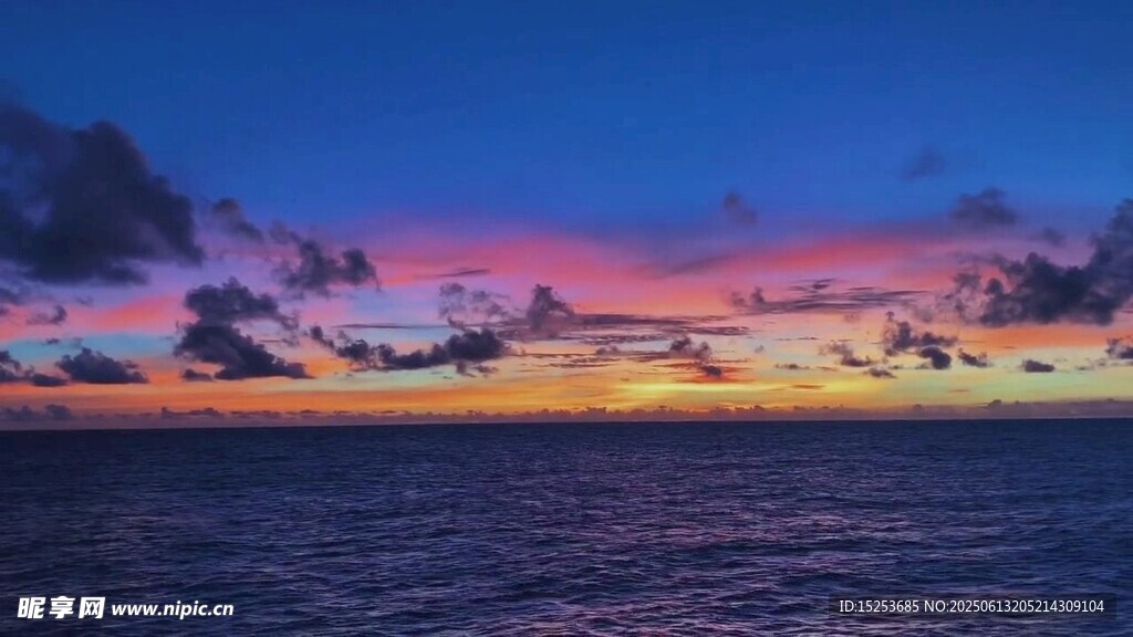 海上絢麗晚霞美景