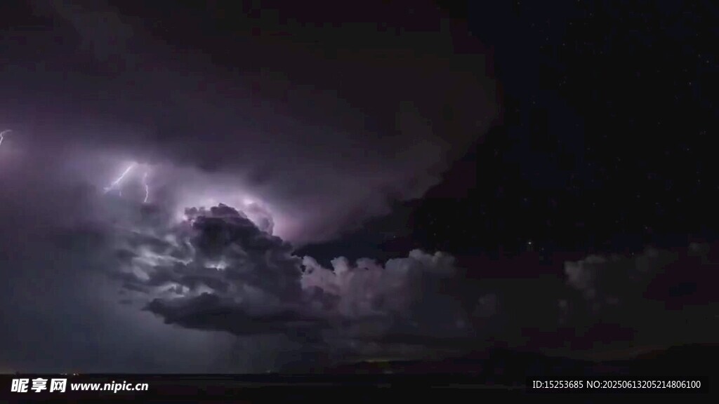 夜空中的閃電風(fēng)暴