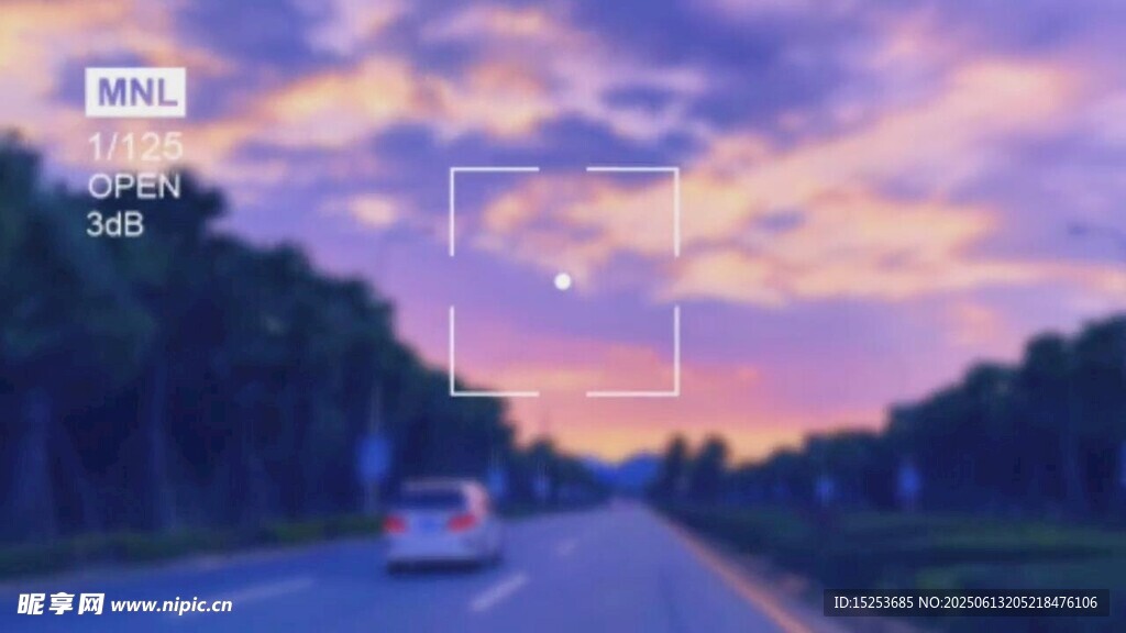 黃昏公路上行駛的孤獨(dú)車輛