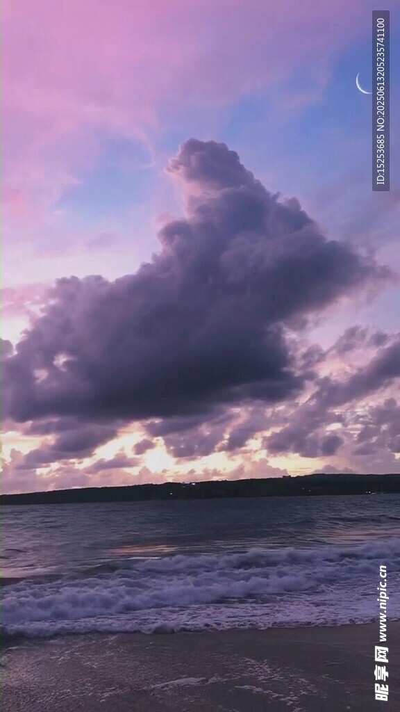 海邊夢幻晚霞與云朵