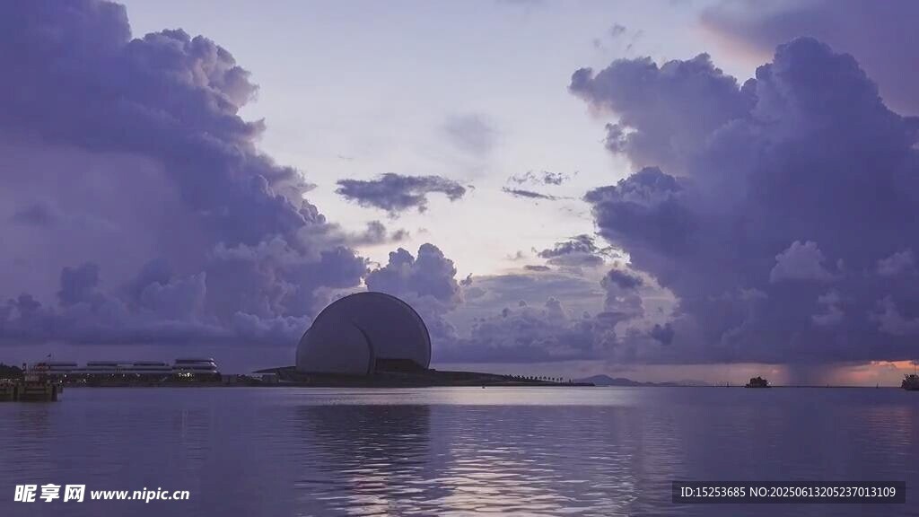 海上孤石伴云霞美景
