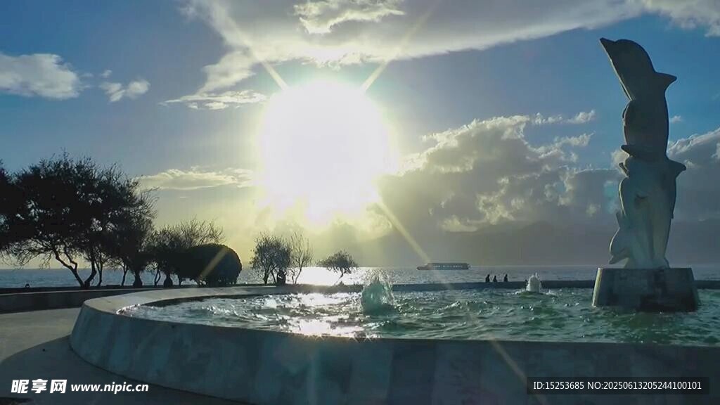 海邊日出與雕塑景觀