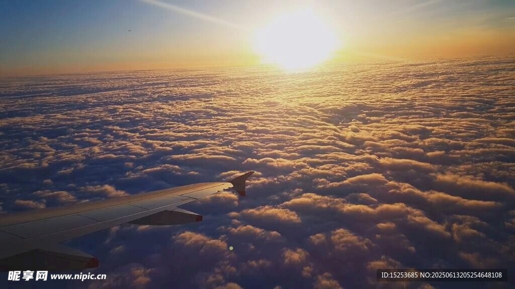 高空云海間的壯麗日出