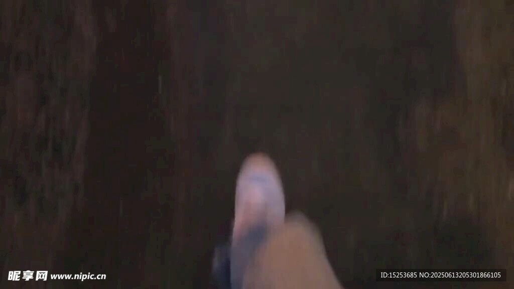 黑暗中模糊的白色身影