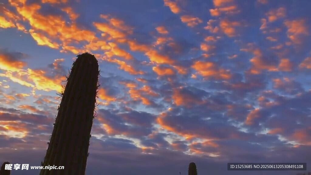 夕陽下的石柱與絢麗云彩