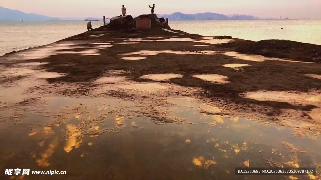 夕陽(yáng)下的孤巖與遠(yuǎn)方人影