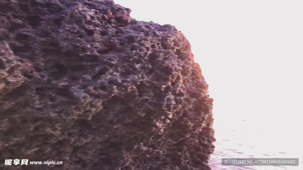 海邊嶙峋礁石