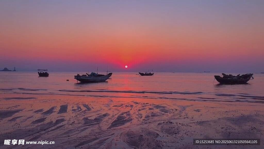 夕陽下的海面與停泊船只