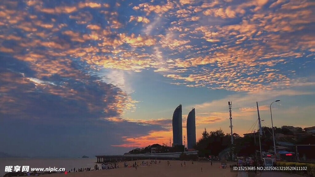 海邊日落時的壯麗云霞
