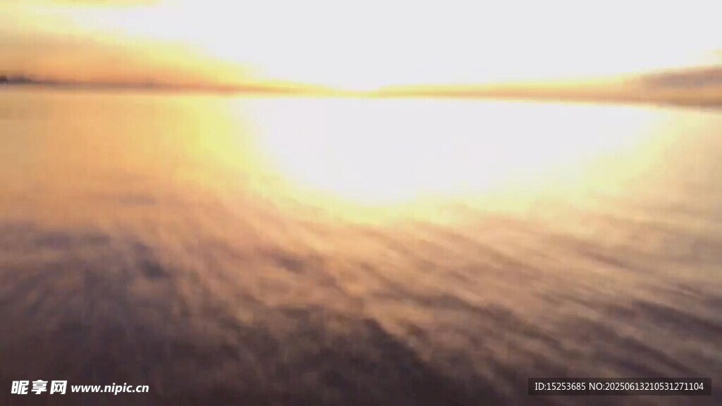 夕陽下波光粼粼的海面