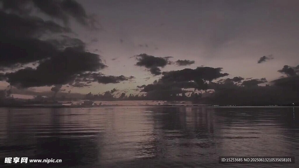 黃昏湖畔靜謐風景