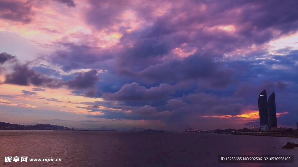 海邊絢麗晚霞中的高塔