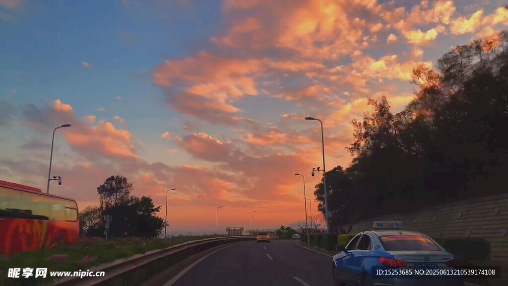 夕陽下公路上行駛的汽車