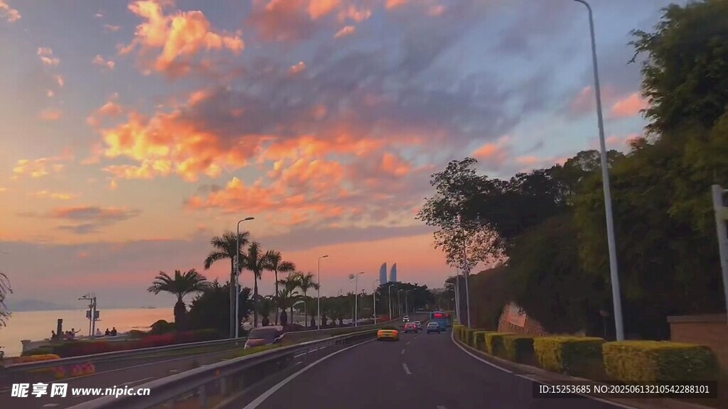 黃昏時的沿海公路美景
