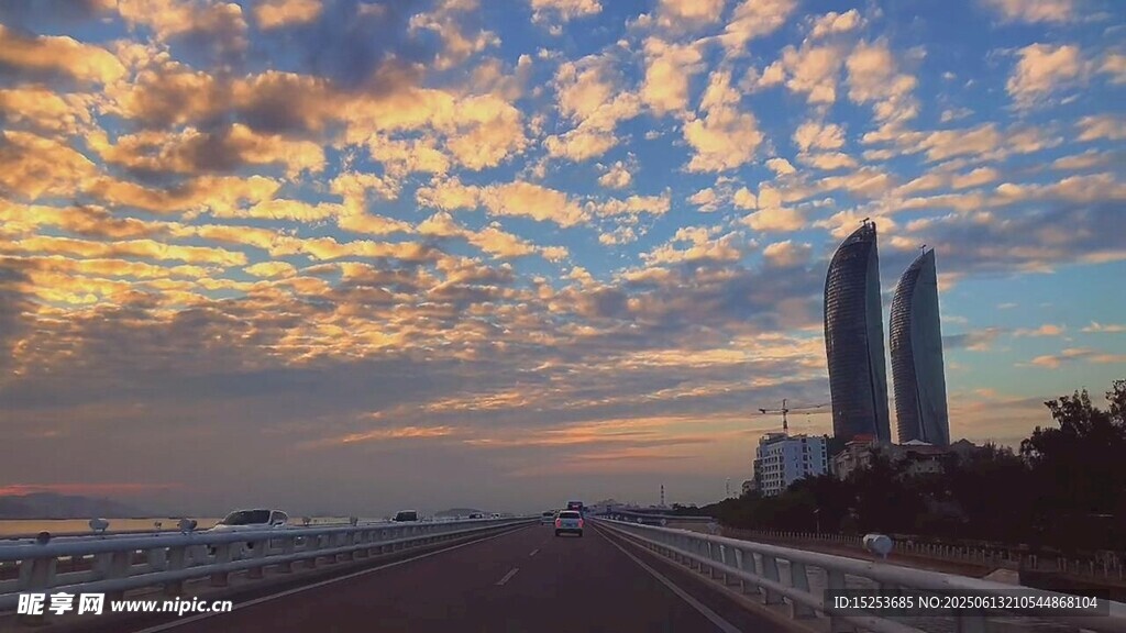海濱公路旁的壯麗雙塔景觀