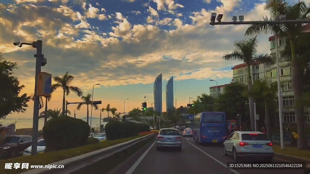 城市道路黃昏美麗景象