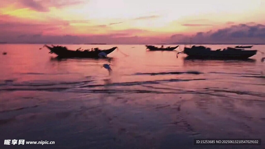 夕陽下的海面漁船美景
