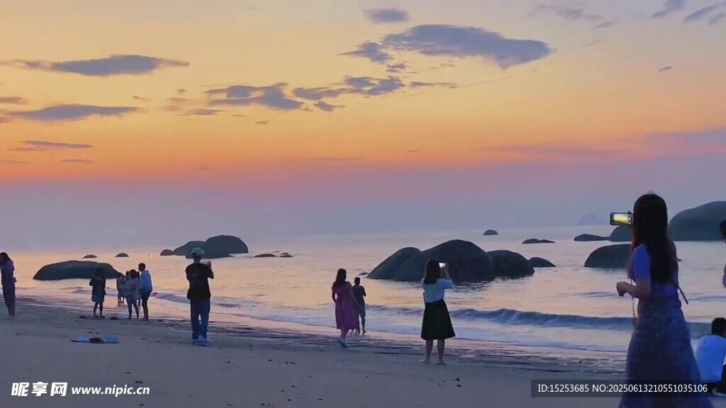 夕陽下的海灘漫步場景