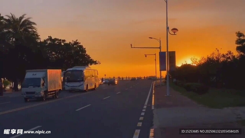 夕陽(yáng)下的公路與行駛車輛