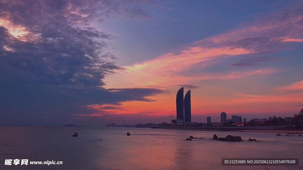 海濱城市絢麗晚霞景觀