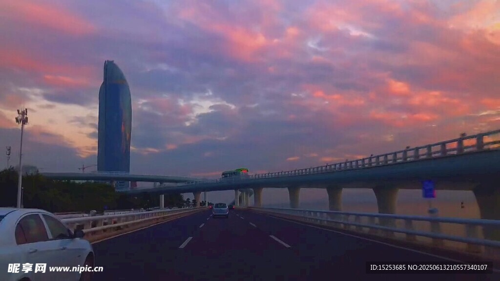 城市黃昏高架橋絢麗晚霞