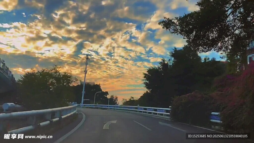 黃昏下的公路美景