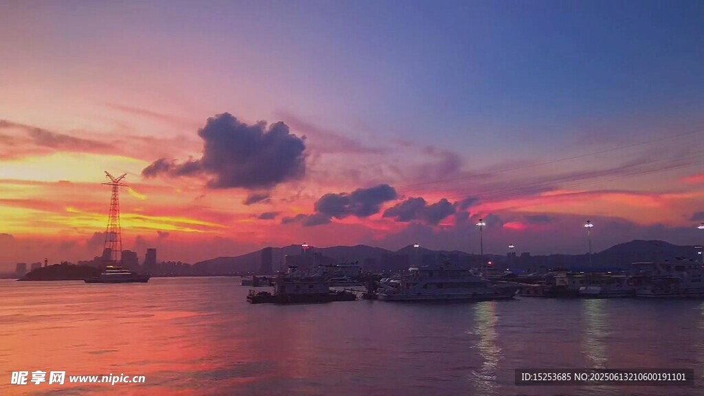 海上絕美日落港口景象