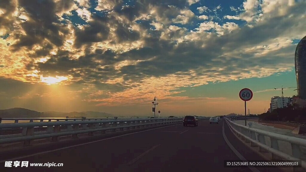 夕陽(yáng)下的公路美景