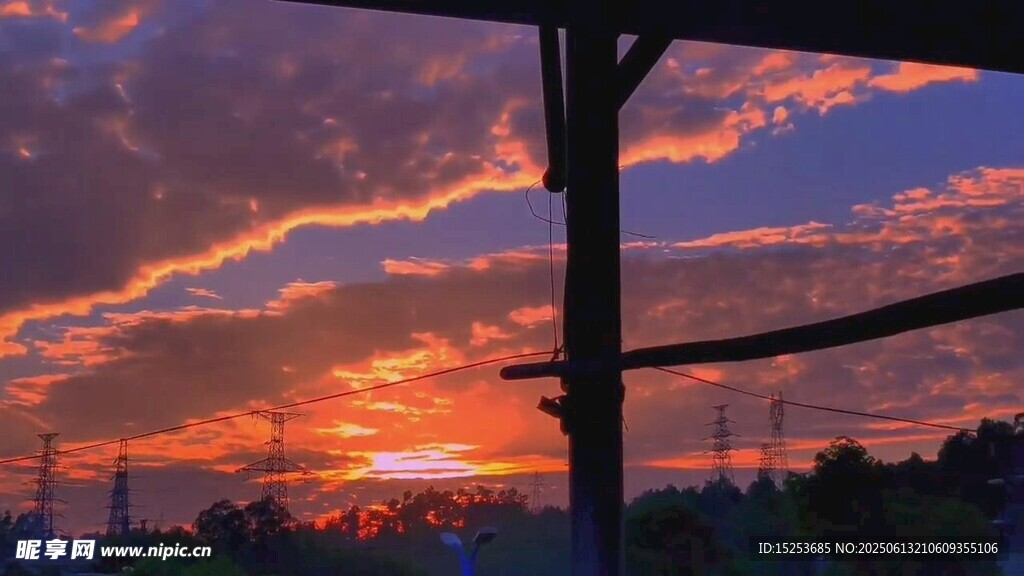 夕陽下的戶外電力設(shè)施景觀