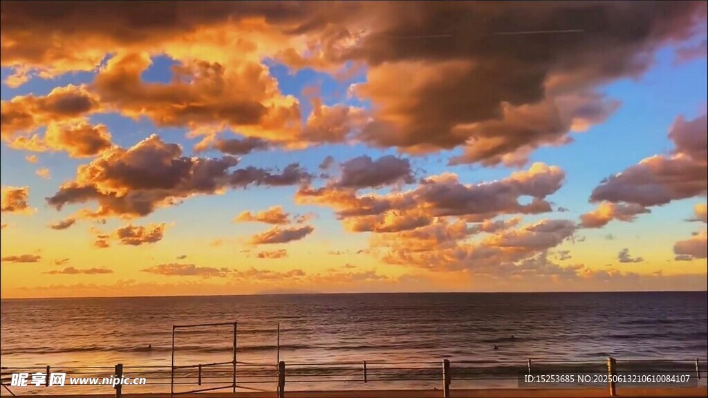 海邊絢麗晚霞美景