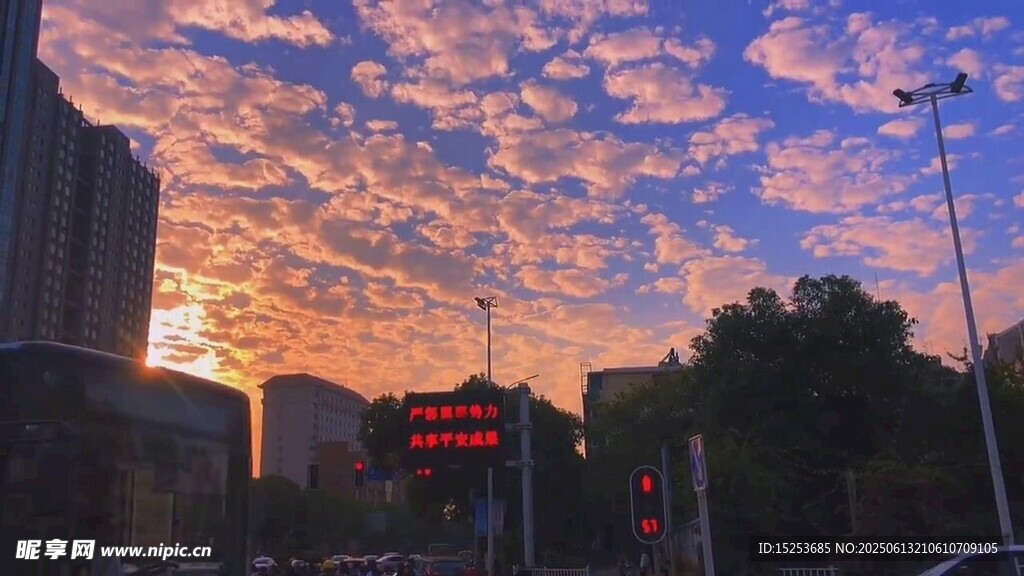 城市黃昏絢麗天空美景