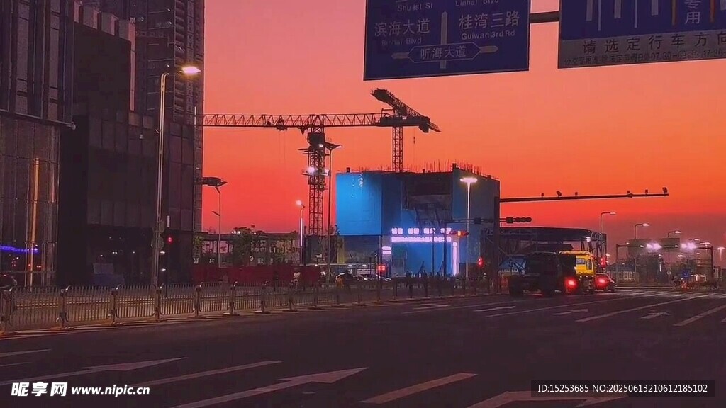城市黃昏下的道路與建筑