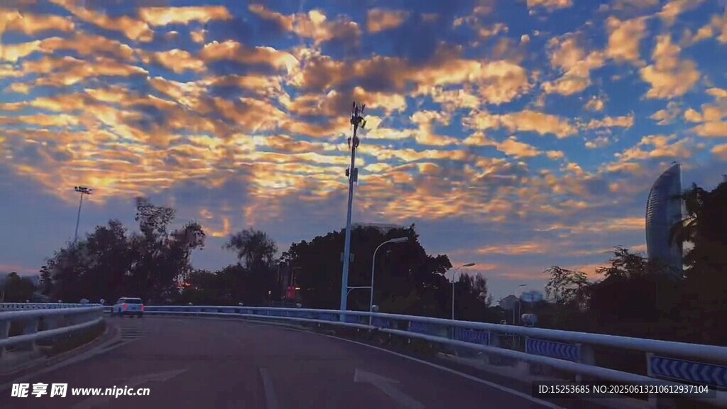 黃昏下的城市道路美景
