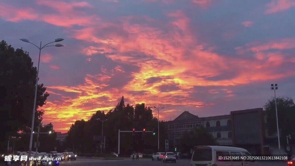 絢麗晚霞下的城市街景