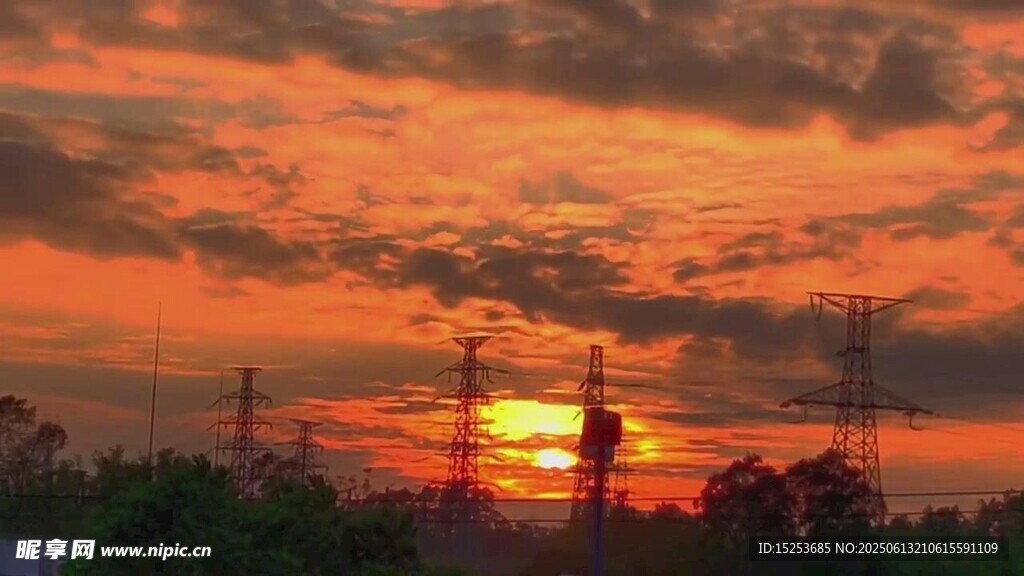 夕陽下的電力設(shè)施景觀