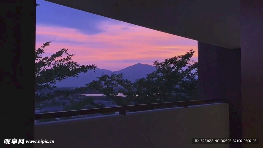 窗邊遠眺美麗晚霞景色