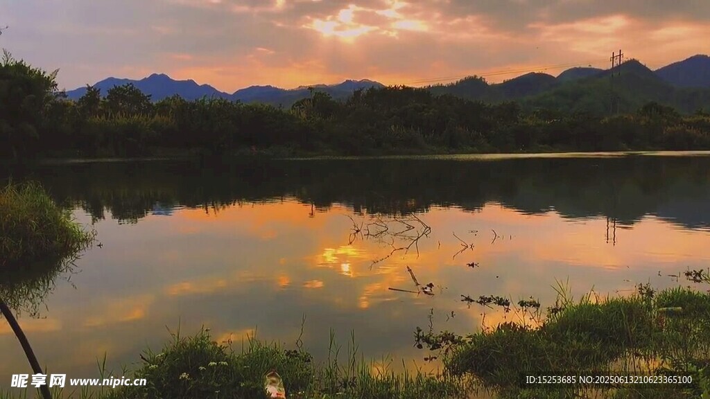 湖畔黃昏美景