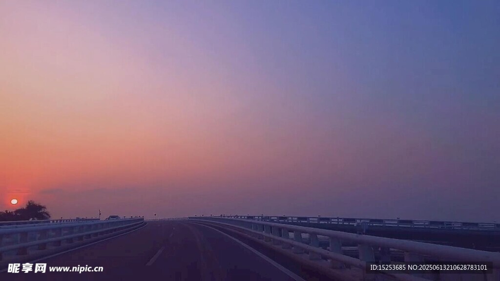 夕陽下的公路美景