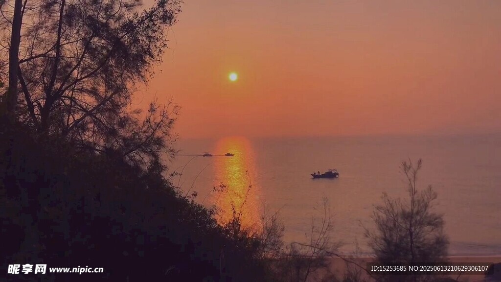 夕陽下的海邊景致