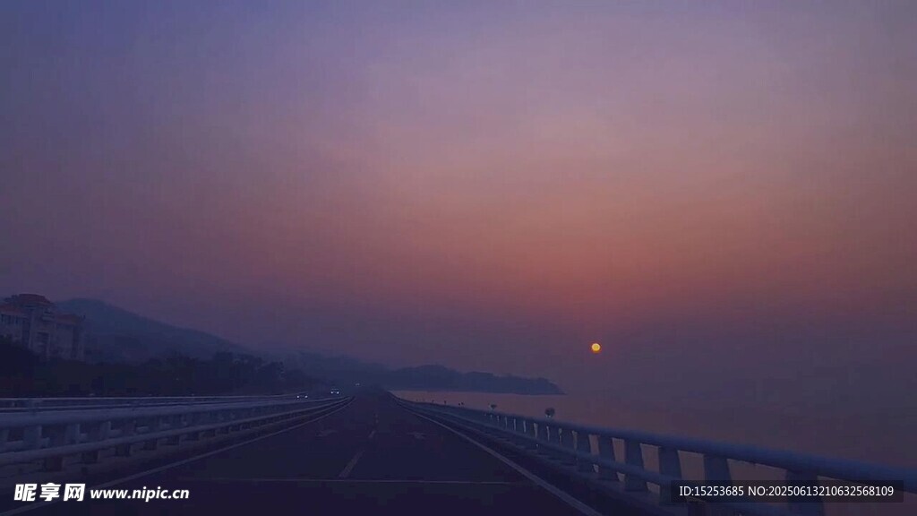 公路上的絕美日出景象